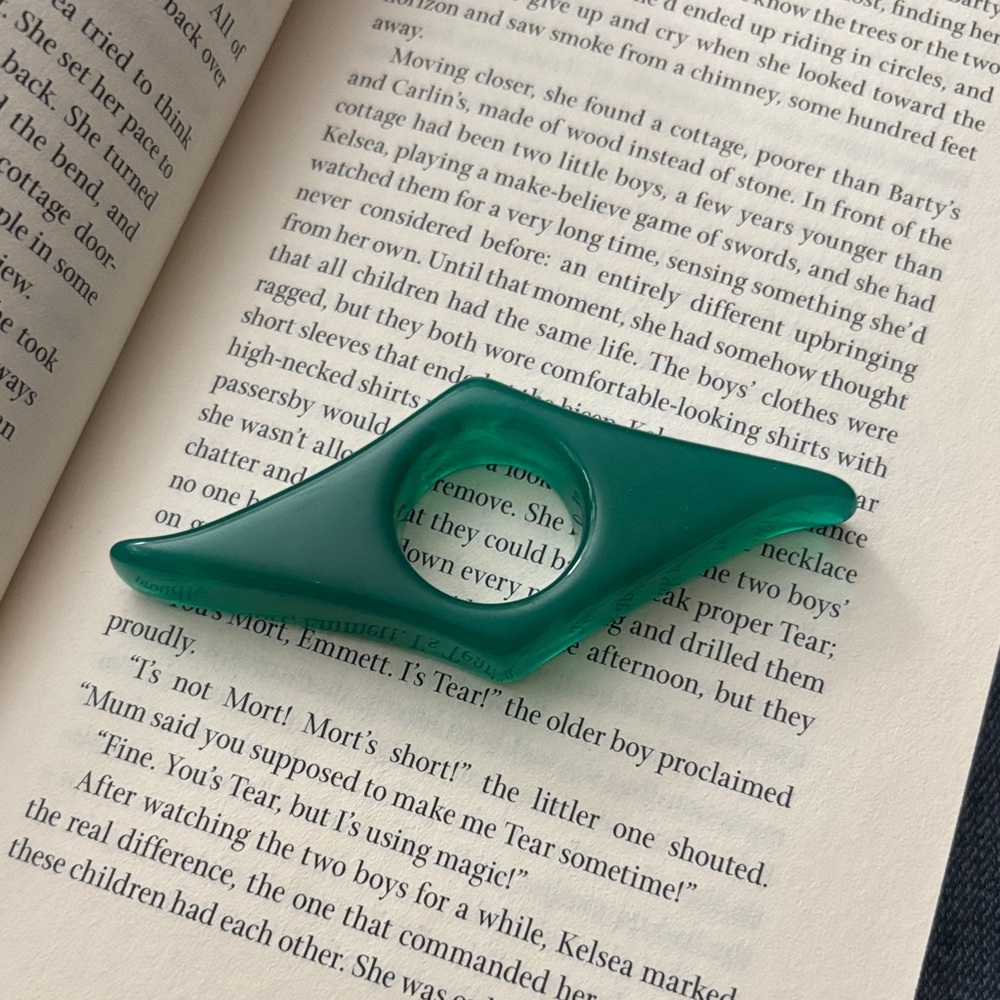 Green plastic thumb holder thumb rest book holder page turner - Picture 2 of 3